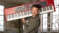 Pianist Dennis de Bruijn - Dennis tilt staand Nord Stage 3 op