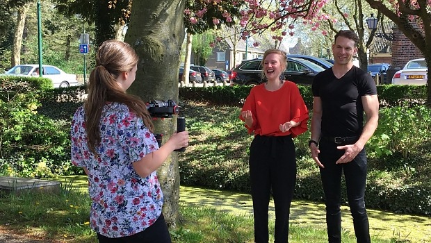 Pianist Dennis de Bruijn en zangeres Jocelynn van den Berg tijdens videoshoot