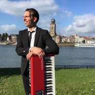 Pianist Dennis de Bruijn na een optreden in Deventer. 
