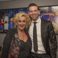 Met zangeres Karin Bloemen op de foto tijdens het concert van Rene Froger